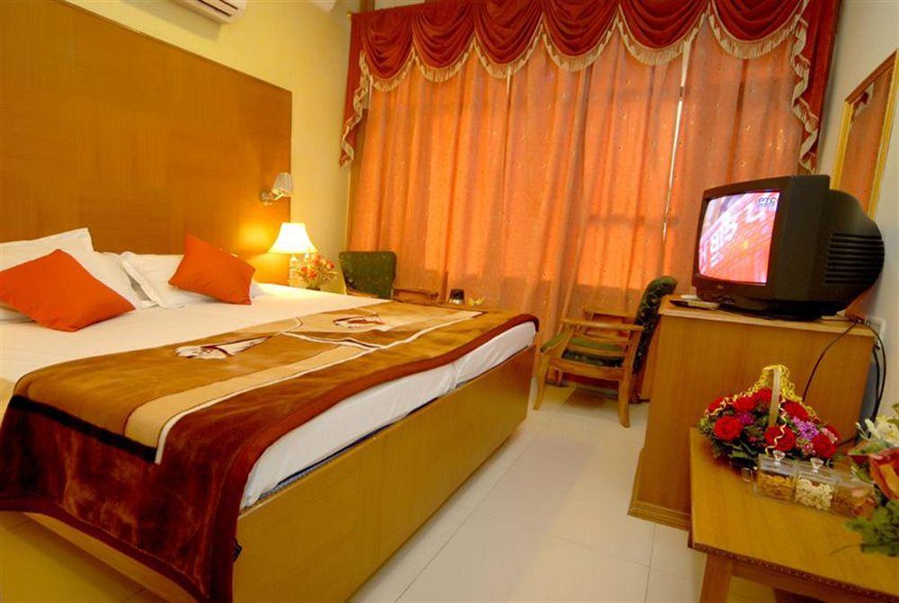 Hotel Diamond Plaza Csandígarh Kültér fotó