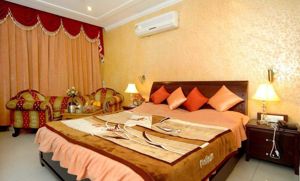 Hotel Diamond Plaza Csandígarh Kültér fotó