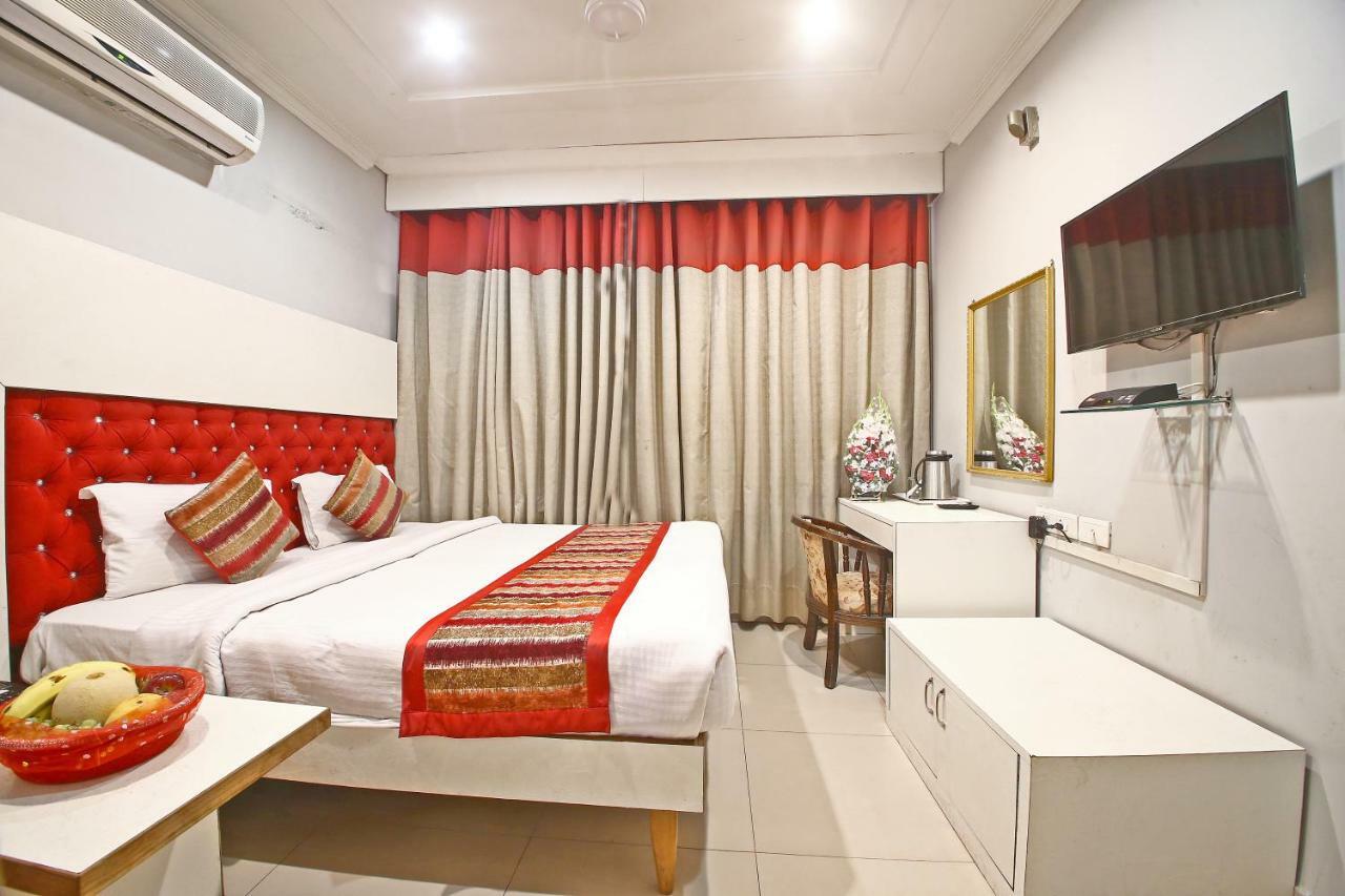 Hotel Diamond Plaza Csandígarh Kültér fotó