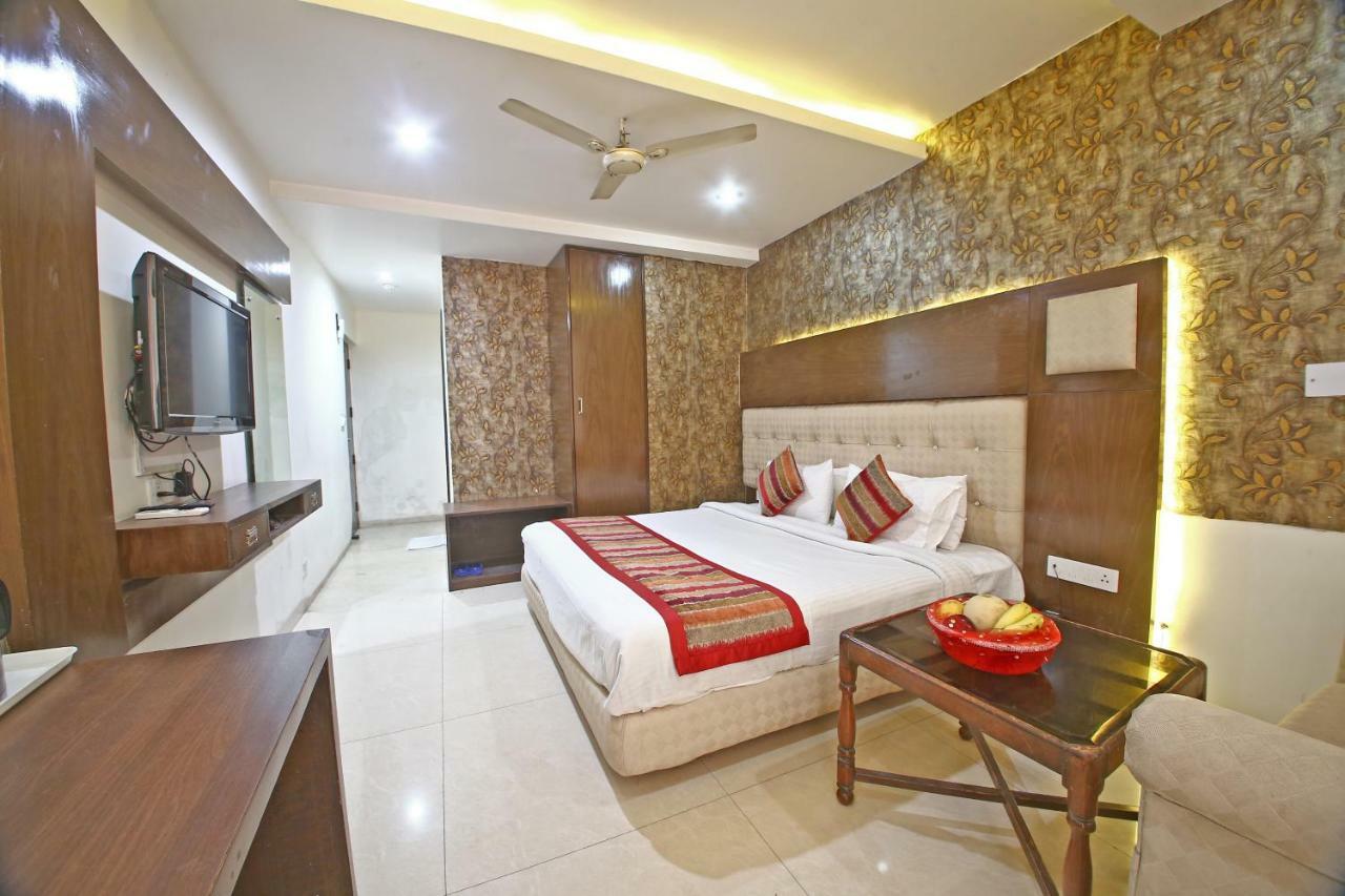 Hotel Diamond Plaza Csandígarh Kültér fotó