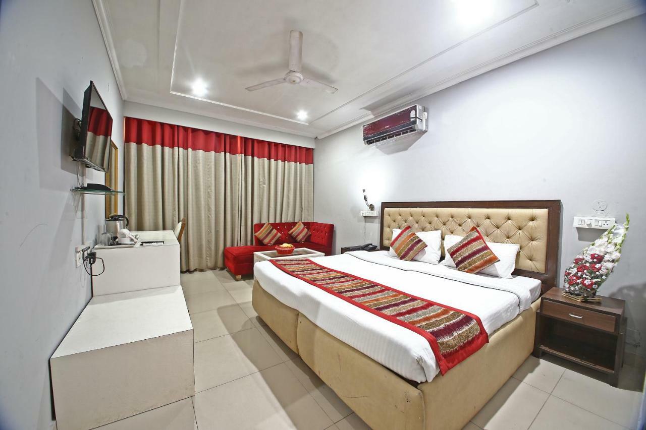 Hotel Diamond Plaza Csandígarh Kültér fotó