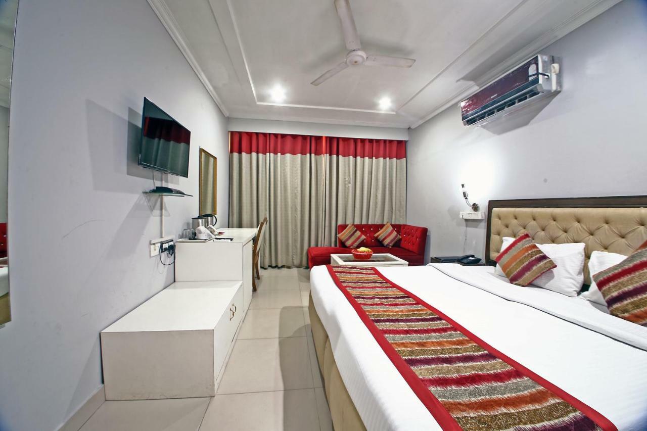 Hotel Diamond Plaza Csandígarh Kültér fotó