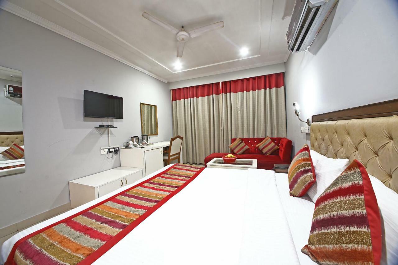 Hotel Diamond Plaza Csandígarh Kültér fotó