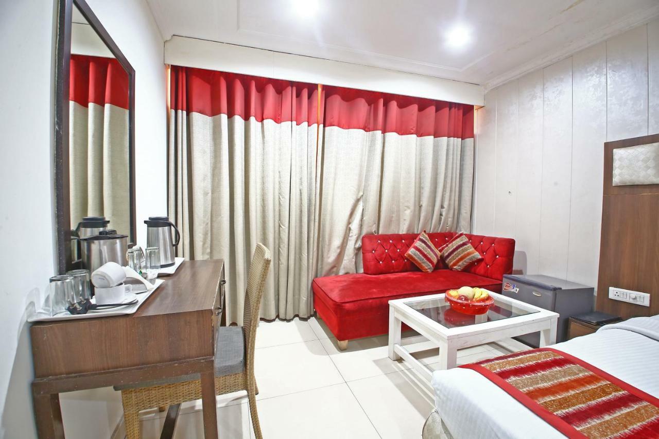 Hotel Diamond Plaza Csandígarh Kültér fotó