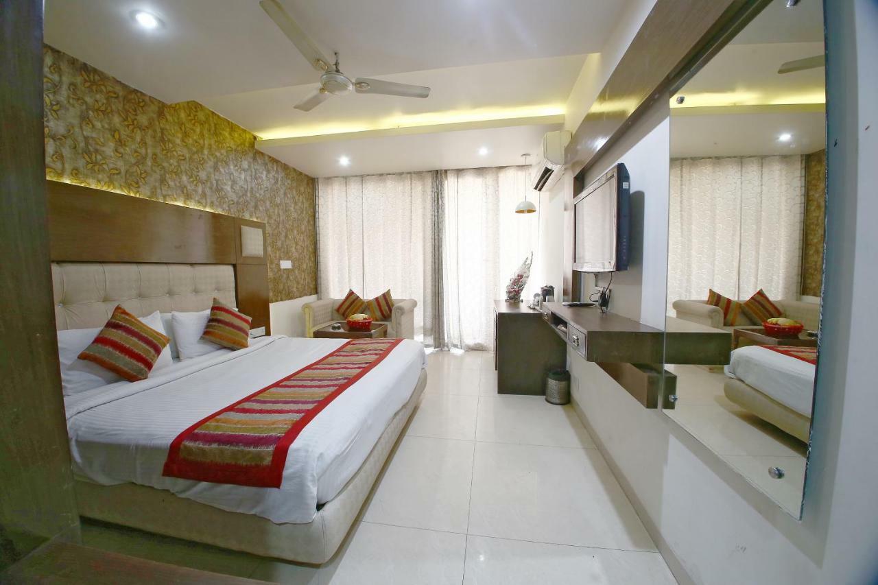 Hotel Diamond Plaza Csandígarh Kültér fotó
