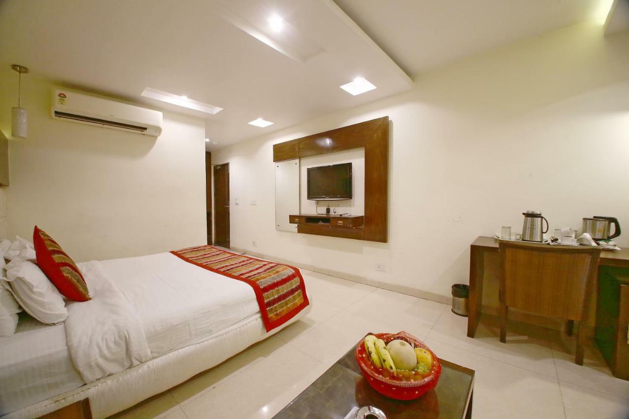 Hotel Diamond Plaza Csandígarh Kültér fotó