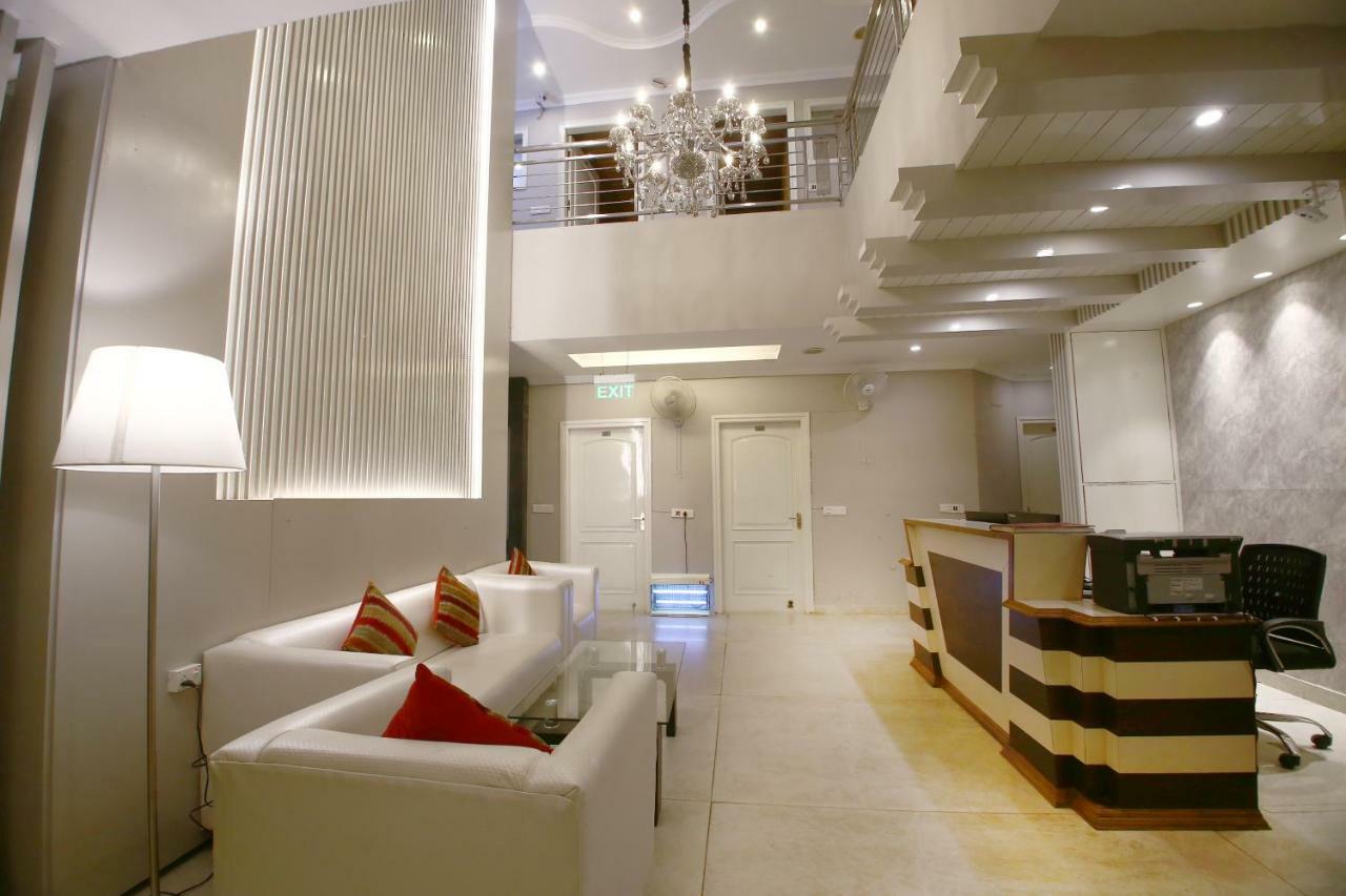Hotel Diamond Plaza Csandígarh Kültér fotó