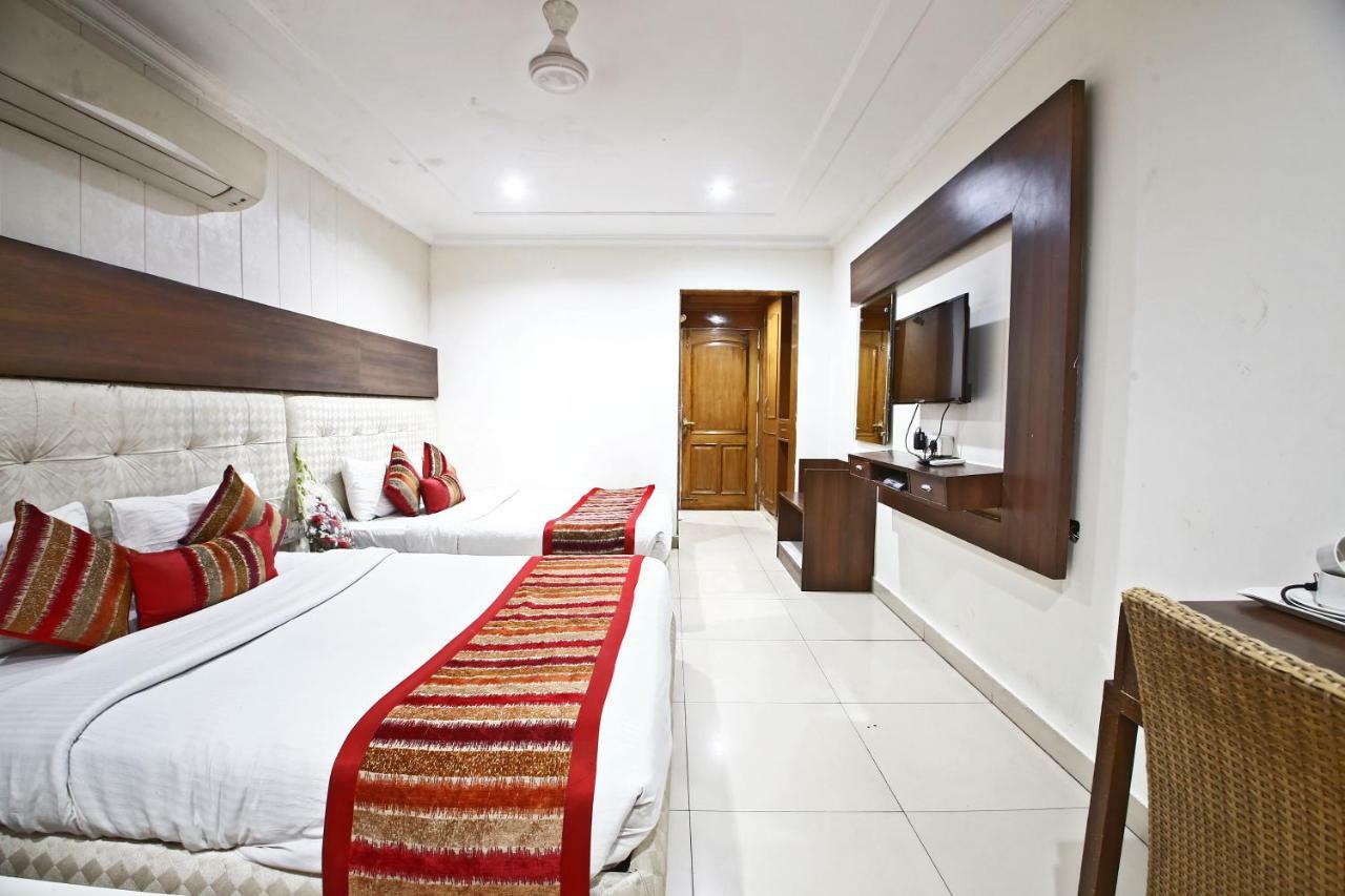 Hotel Diamond Plaza Csandígarh Kültér fotó