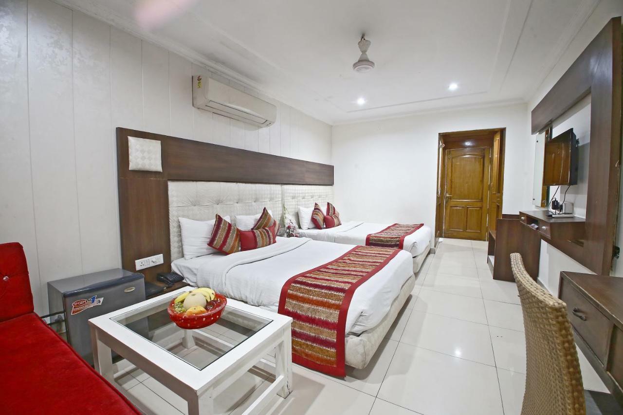 Hotel Diamond Plaza Csandígarh Kültér fotó