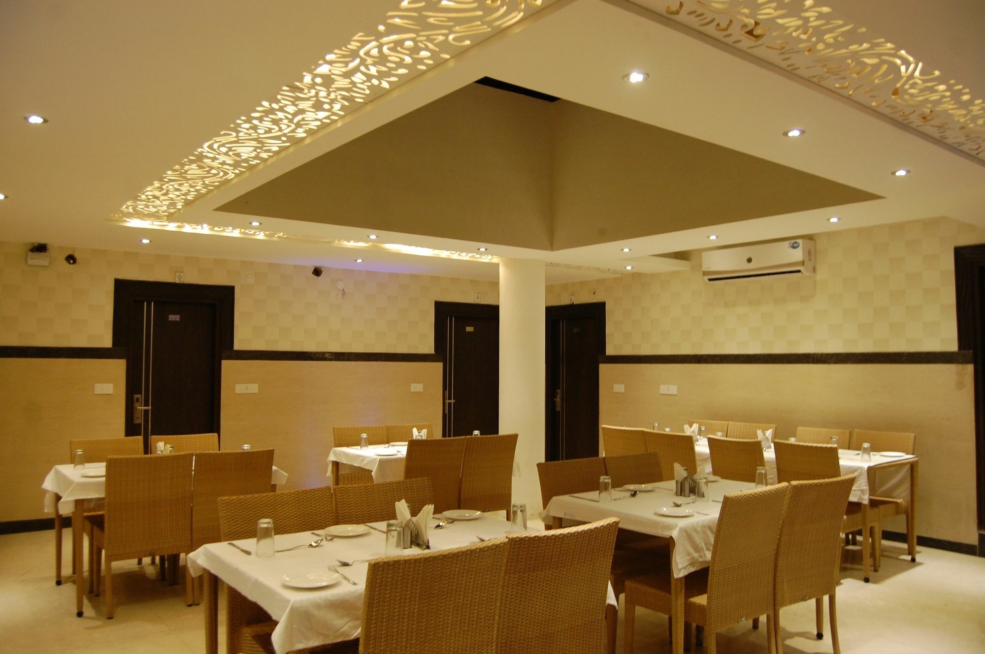 Hotel Diamond Plaza Csandígarh Kültér fotó