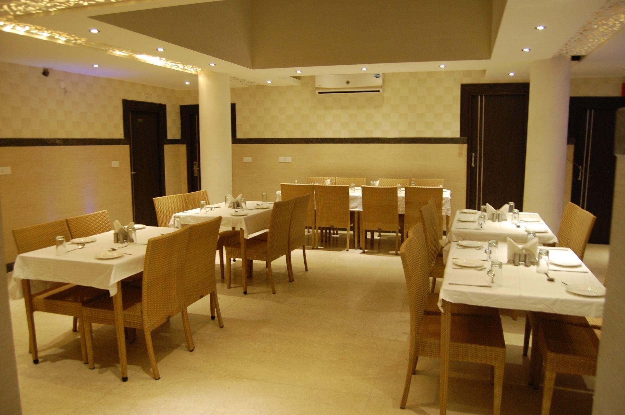 Hotel Diamond Plaza Csandígarh Kültér fotó