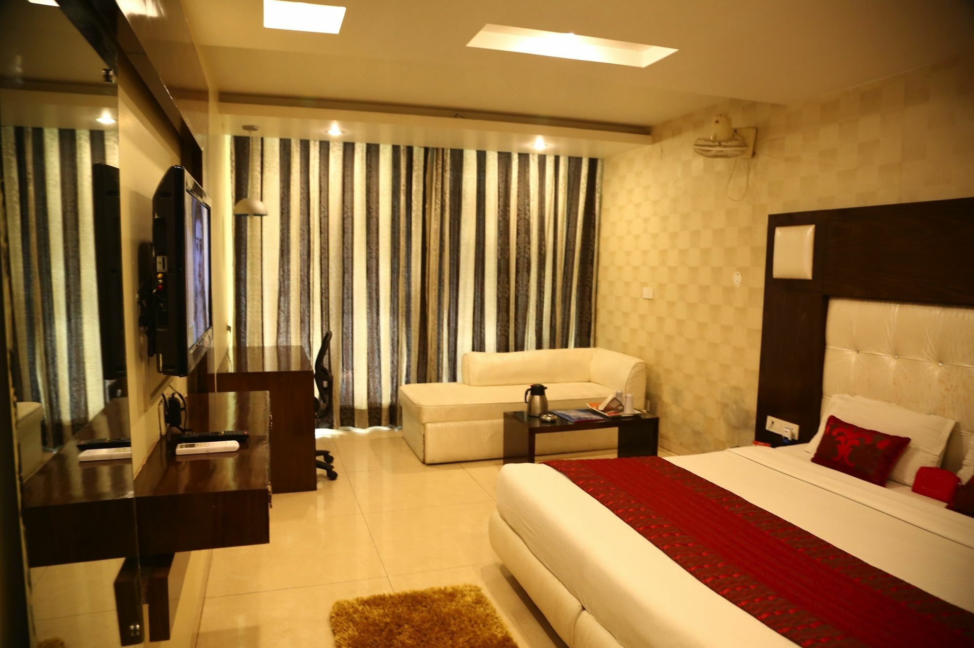 Hotel Diamond Plaza Csandígarh Kültér fotó
