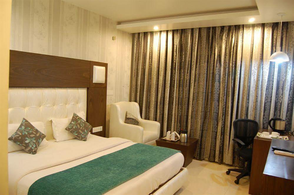 Hotel Diamond Plaza Csandígarh Kültér fotó
